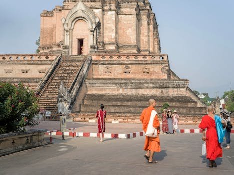Top 5 Lenjerii Intime Damă: Review-uri și Ghidul de Alegere pentru 2024 3 Monks and tourists at Wat Chedi Luang, a historic temple in Chiang Mai, Thailand.