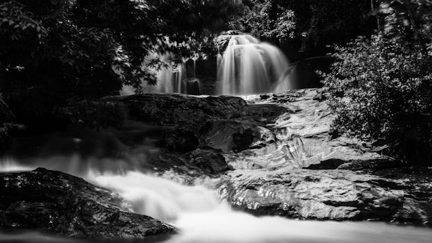 Top 5 Lenjerii Intime Damă: Review-uri și Ghidul de Alegere pentru 2024 5 Black and white long exposure of a tranquil waterfall in Chiang Mai, Thailand.
