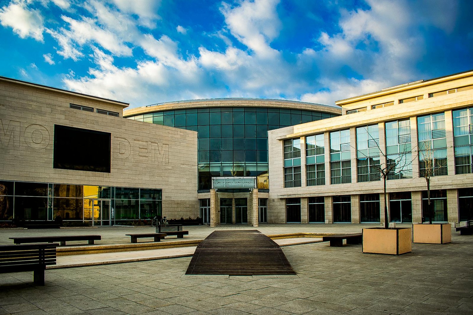 Garderoba Capsulă Perfectă: 5 Cămăși de Noapte Versatile și 3 Seturi de Lenjerie Intimă Esențiale (Studiu de Caz 2026) 1 Garderoba Capsula Perfecta 5 featured