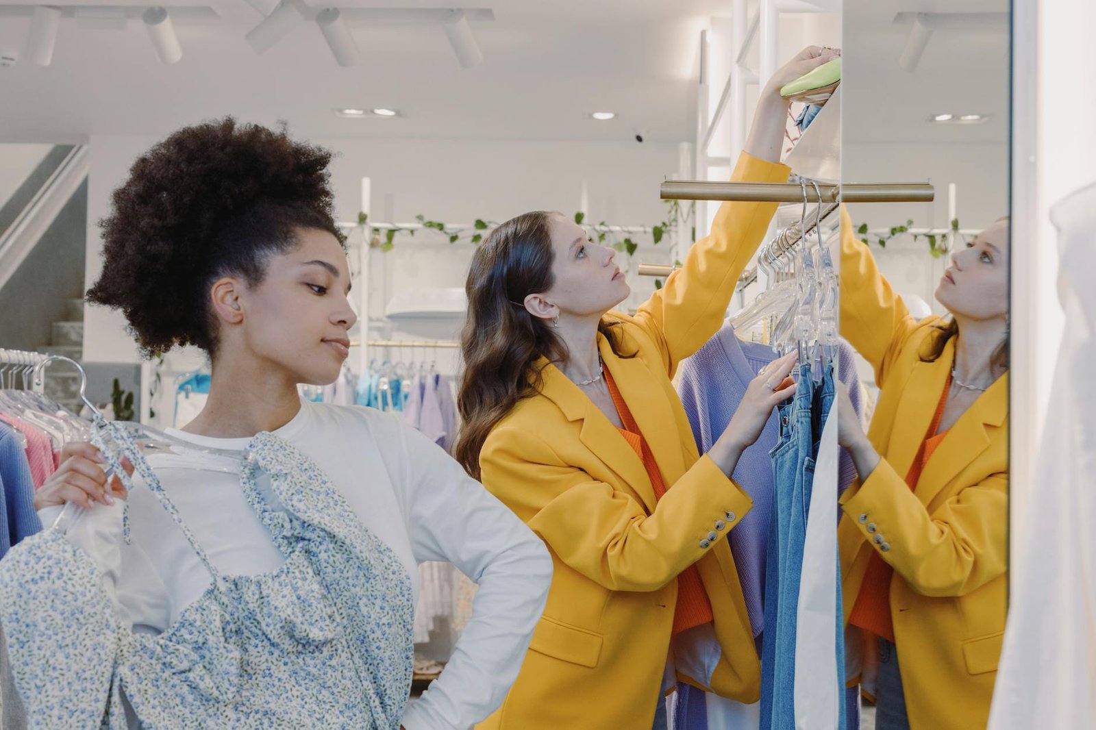 Lenjerie Intimă Damă vs. Îmbrăcăminte Feminină: Ghid Comparativ pentru Alegerea Perfectă 1 Lenjerie Intima Dama vs Imbra featured