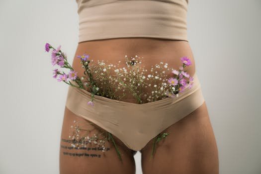 Cum să Alegi Chiloți din Bumbac Organici pentru Confortul Pielii Sensibile 2 Close-up of flowers arranged in women's underwear for artistic expression.