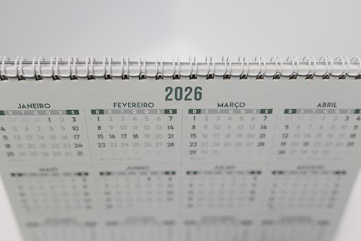 Sfaturi Alegere Corset pentru Siluete Diferite în 2026 2 Close-up of a 2026 spiral-bound desk calendar with months in Portuguese.